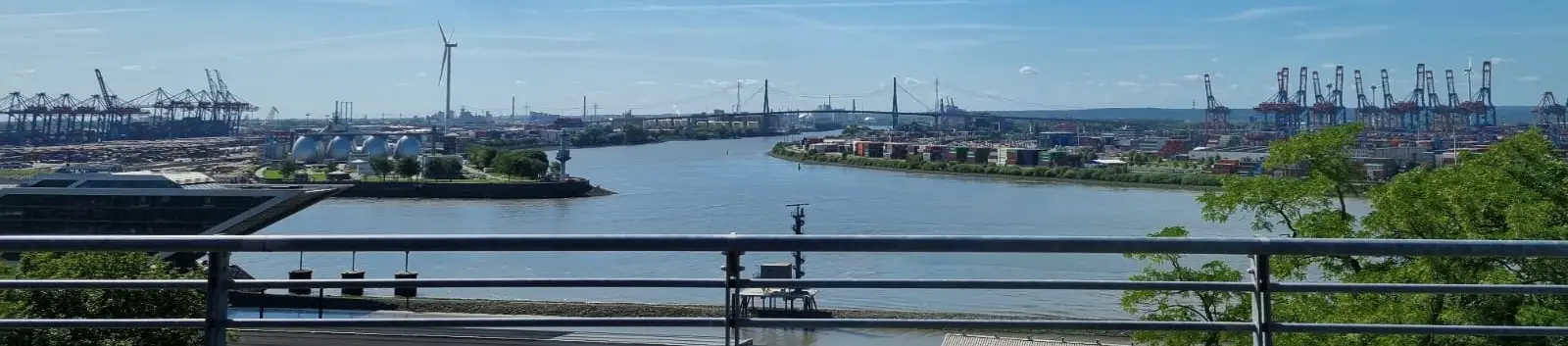 Hamburger Hafen als Symbol für Vernetzung und Überblick